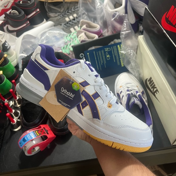 ASICS lakers color way - Picture 3 of 5